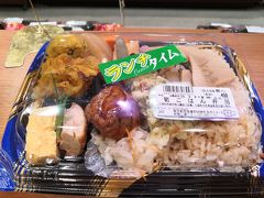 デパ地下に行って　本日の夕食のお弁当を買う