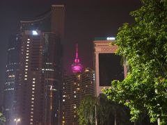 そこから見える紫色のタワーは、KLタワー。
1996年に完成した通信タワーだそうです。

マレーシアにこんなに近代的な建物があったとは…。
社会の時間に習わなかったぞ。