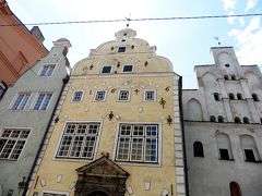 三人兄弟の家。
長男が白で、次男が黄色で、薄緑色が三男と言われています。

三兄弟が作ったから三人兄弟の家というわけではなく＾＾、時代順に応じた建築様式から「3人兄弟の家」となったようです。一番右側の兄貴格は１５世紀に建てられたリーガ最古の一般住宅で、中央の次男格は１７世紀建築のオランダのマリエリスム様式の住宅、一番左側の末っ子は１７世紀末建築のバロック様式の住宅だそうです。