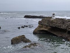 波の浸食で岩のブロックが残っています。