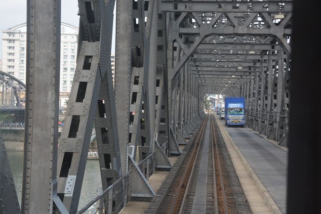鉄道道路併用橋なので我々の列車の後をトラックが追いかけてくる。