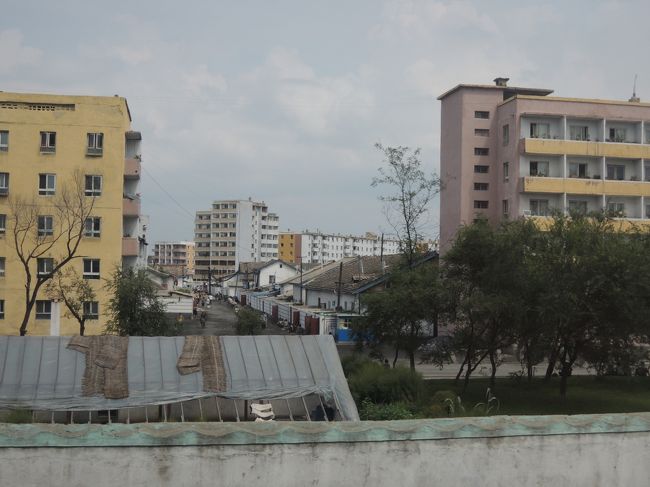 １０年ぶりの北朝鮮領土だが、何となく町がカラフルになった気がしないでもない。新義州は比較的裕福な町なのでここは最近発展しているのだろうか。