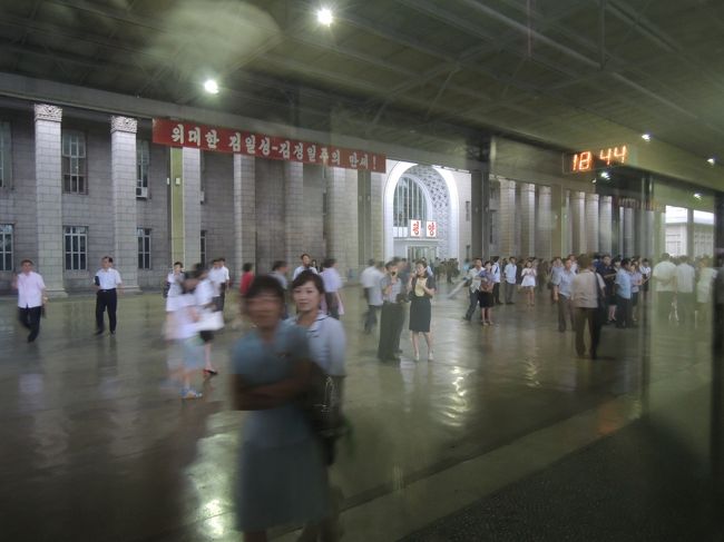 前回は金正日の北京外遊列車とすれ違ったため、かなり平壌到着がかなり遅れたのだった。確か３時間ぐらい遅れて平壌駅に到着したため空は真っ暗だった。今回も少し遅れたがまだ空は明るい。１８時３０分に平壌駅に到着した。この駅の雰囲気は全く変わっていない。