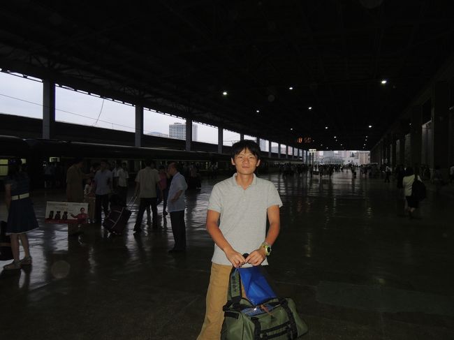 平壌駅に到着。<br /><br />ホームでしばらく待っていると滞在中お世話になる二人のガイドがやってきた。かなり探したようだ。到着したホームには中国人観光客があふれ、僕に関する情報がどれほど先方に行っているのか知らないがこの人混みから探し出すのは至難の業だろう。どの車両に乗っているのかも把握していなかったようだ。<br /><br />早速ガイドに平壌での滞在先は町の中心部にある高麗ホテルにしたいという旨を伝えた。<br /><br />じつは平壌到着までホテルは決まっておらず、ガイドと交渉することになっていた。<br /><br />希望の高麗ホテルだ。前回泊まった羊角島国際ホテルとは違う宿に泊まりたい。<br />高麗ホテルは事前に申し込むと１泊３０００円の追加料金を支払わなくてはならない。しかし丹東の旅行会社で到着後、直接ガイドと交渉すれば追加料金はかからないと言われていた。なのでそうすることにしたのだが実際到着してから変更は出来ないとか言われるのではと不安だった。<br />結果として問題なく高麗ホテルに泊まれることになった。　駅前に出て案内された車はセダンだった。<br /><br />前回はワゴン車でゆったりできたが、今回は少し窮屈な移動になりそうだ。車は北朝鮮製の「平和自動車」だ。<br /><br />まず平壌を走る自動車の数がかなり多いのには驚いた。この車の多さ１０年前との最大の違いだろう。