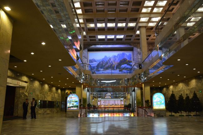 高麗ホテルまでは駅から車で１分だ。前回滞在した羊角島ホテルは設備は新しいが周辺に何もなく中州に隔離されたホテルだったので実に退屈な宿だった。同じホテルには絶対泊まりたくはなかった。なので平壌の町の中心に滞在でき、これで再訪朝の目的が一つ達成されたことになる。<br />　平壌高麗ホテルは羊角島国際ホテルと並んで平壌で最も高級な宿泊施設で北朝鮮の格付けでは「特級」である。４５階建てのツインタワーで、５００余の客室に１０００のベッドを備えている。<br />