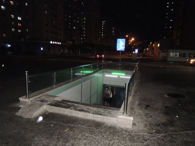 時間が時間だけに閑散としているのは仕方ない。車はほとんど走っていないようだが、道路の反対側に渡るには地下道を渡らなくてはならない。