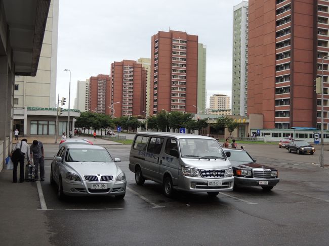 北朝鮮に滞在中利用する車は北朝鮮の自動車メーカーである「平和自動車」の乗用車を利用することになる。