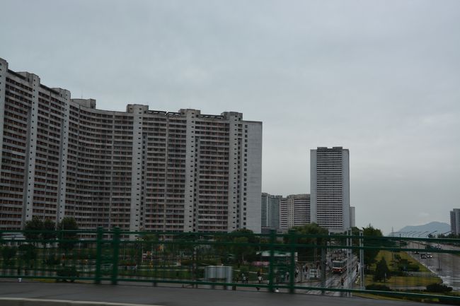 大同江の南にも高層マンションが林立している。ただずいぶん老朽化している雰囲気だ。