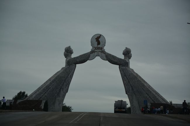 平壌の南のゲート。ここから本格的な高速道路になる。