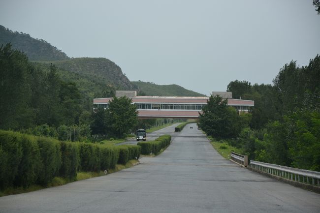 平壌からちょうど中間の８０キロ地点、開城との中間地点にあるドライブインが見えてきた。ここで休憩となる。