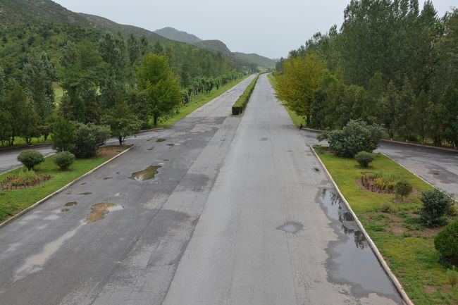 ブリッジの上の建物内部はレストランになっているが食事をする人は果たしているのだろうか。ブリッジからの眺め。ここまで来ると車はほとんど走っていない。