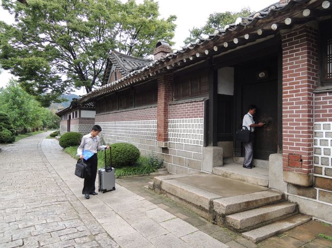 我々の客室があるのは一番奥の建物。<br />１５棟ある客室の一つで建物の中がさらに５つの部屋に分かれていてガイドや運転手とこの建物を独占することになる。