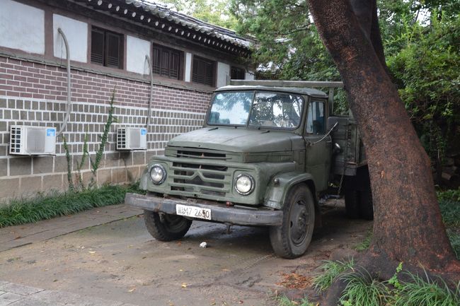 敷地内にはこのようなトラックも。