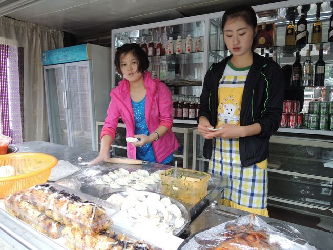 旅館の門の横には現地人も外国人旅行者も買うことができる餃子屋が営業していた。