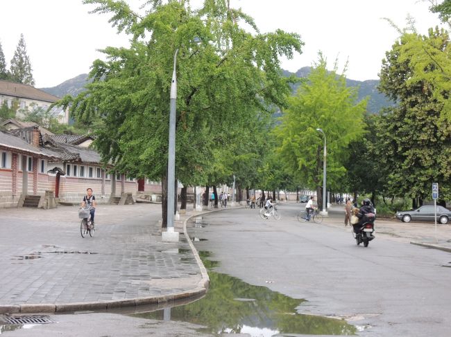 ホテル前の通り。<br /><br />さて開城市内の観光だ。連れて行かれる場所は限られているが、町中を普通に行き交う人々を見るのはこの国では一番興味深い。