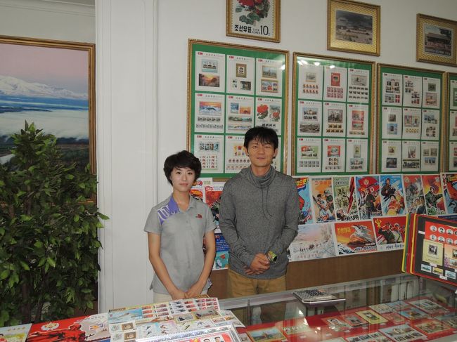 開城朝鮮郵票（切手）展示館。いろんな記念切手が売っている。総書記関連の切手も売っているが値段は高めだ。