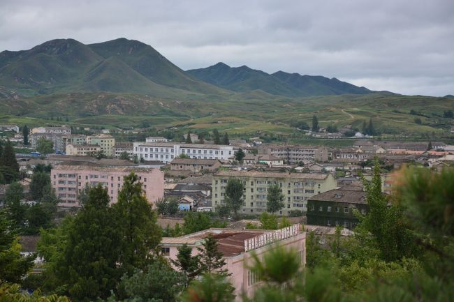 切手屋をあとに。<br />続いて開城市内を一望できる高台へと向かった。