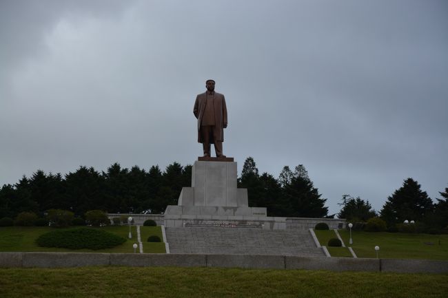 金日成像が開城の町を見下ろしている。