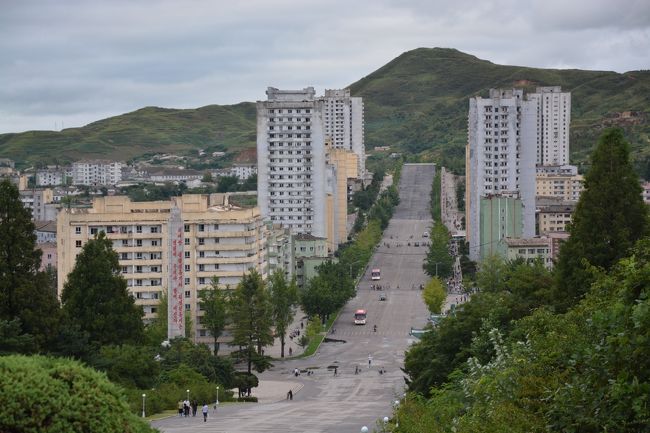 こちらは比較的新しい町並みだ。しかしコンクリート建築は老朽化していてくたびれた感じだ。バス以外車はほとんど走っていない。