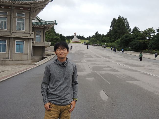 坂を下ってみた。坂の上には金日成像が見える。