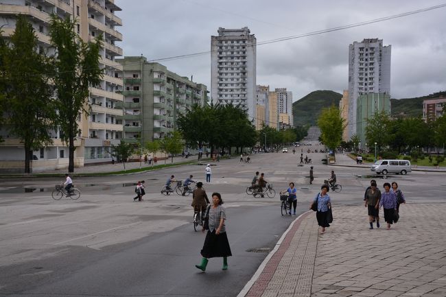 人が行き交う開城市内。