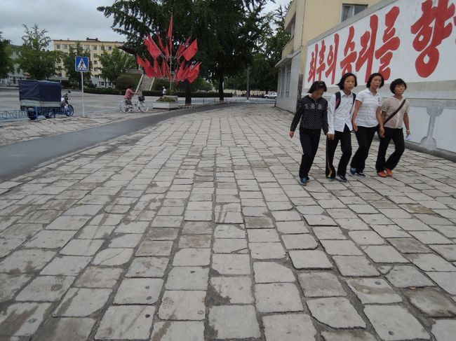 金日成の銅像前から歩いて一キロほどの開城民族旅館まで戻ることになった。