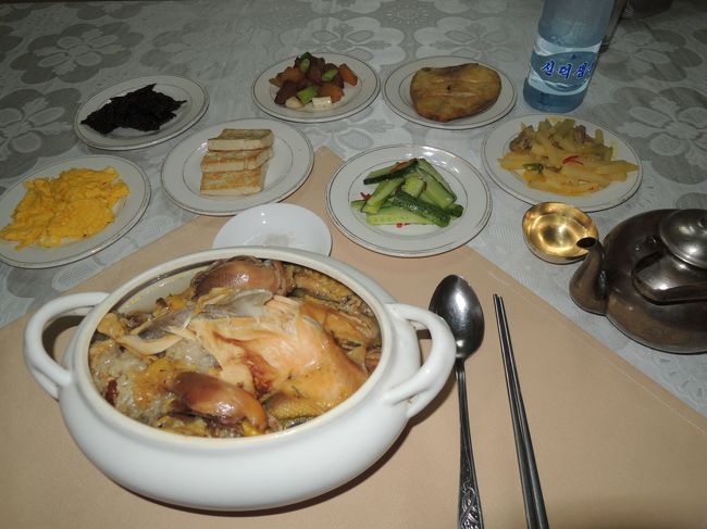 夕食は追加料金で参鶏湯を注文してある。待っていると予想とは違う器に入った参鶏湯が出てきて少し驚いたが、１０年前もこんな感じだったのだろうか。後で写真で確認したら同じだった。韓国のチゲ鍋に入った参鶏湯に慣れているので少し違和感を感じてしまった。