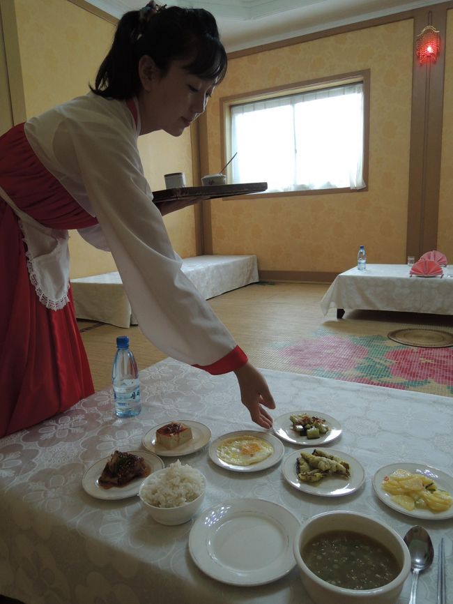 朝食は簡素な朝鮮定食だ。