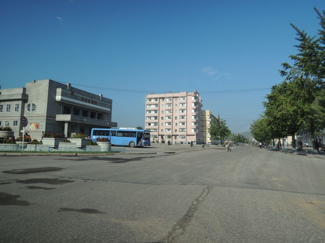 開城の市バスのターミナル？乗用車は全くない。