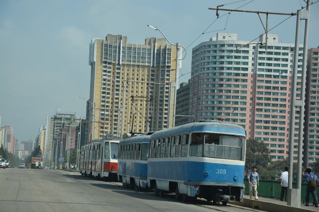 路面電車と高層建造物。平壌に入ったのは１１時。