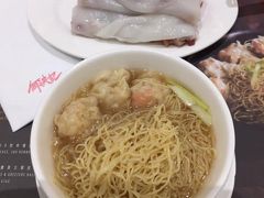 えびワンタン麺  40 + 叉焼腸粉 50 +お茶  3 =93+10%=102.3HK $