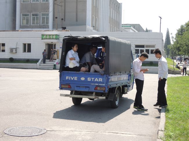 ここから乗り合いトラックが待機している。