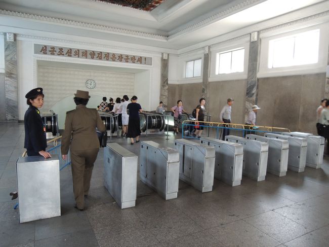 復興駅から地下鉄に乗車する。乗車券は１０年前はソ連式のジェトン（コイン）が使用されていたが今回はスイカなどと同様のＩＣカードが使えるようになっていた。<br /><br />とはいえ外国人は特別にゲートを開けてもらうことになり乗車券を触ることはできない。