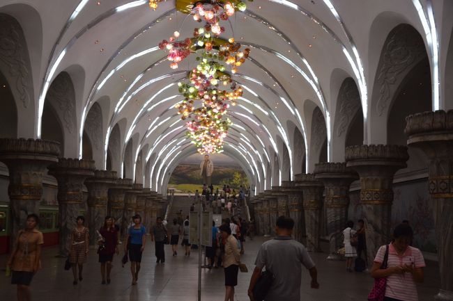 栄光駅に到着した。この駅は国鉄平壌駅の直下に位置する駅だ。通常ならここで下車して車での移動に戻ることになる。<br />一度ホームへ降りることにした。
