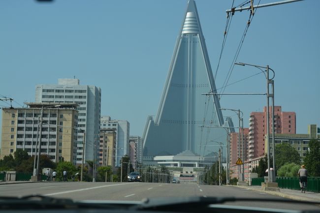 「柳京ホテル」は世界最大の廃墟として長年平壌の負の名所として観光客を寄せ付けない場所だったが外観のリニューアルに伴い雰囲気が一変した。