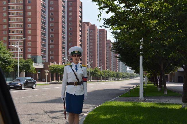 平壌市内では信号機が急激に増えたが、所々で交通整理をする婦人顕官の姿が見られる。