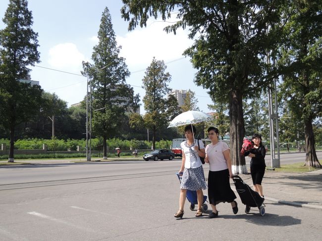 日傘を差す平壌市民。