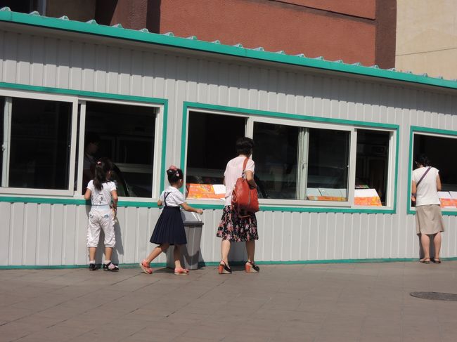 町中の屋台と呼ばれる商店。食品や生活用品が売られている。