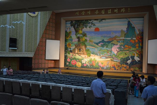 最後に４５分ほど子供たちの公演を鑑賞することになった。宮殿内に併設されている劇場へ入った。