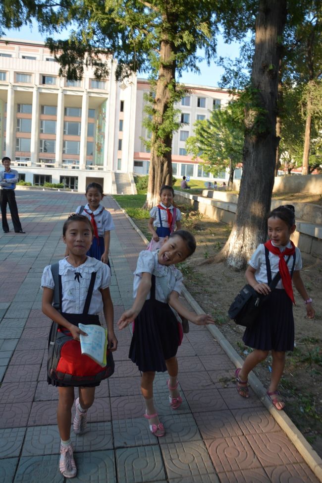 学校を離れる際、下校している子供たちとふれあう機会があったが、学校内での一糸乱れるまじめな雰囲気とは違った一面を見ることができ、この国の子供たちも案外普通だなと少し安心した。