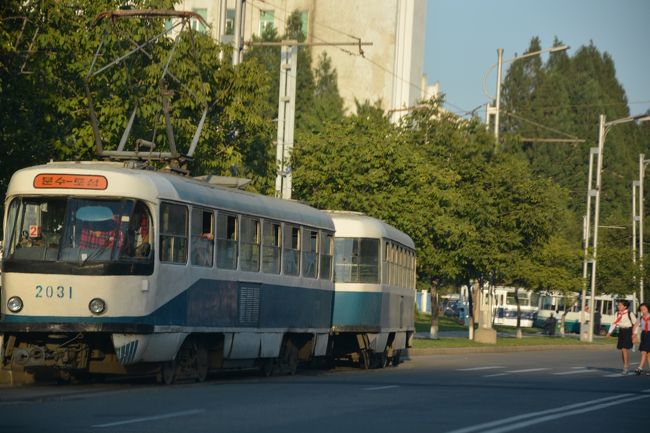 平壌市内を走る路面電車。観光客が乗る場合チャーターしなくてはならないらしい。