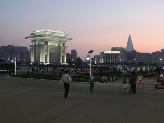 食後、凱旋門の近くにある「凱旋青年公園」という遊園地に行くことになった。平壌で三つある遊園地の一つでここで最新式のアトラクションがそろっている。