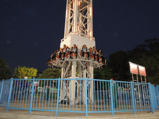 しかし夕食の食べ過ぎとビールの飲みすぎで気持ち悪くなってきた。絶叫マシーンには強いという自負があったが、食後の絶叫マシーンには無理があったようだ。<br /><br />このフリーフォールにも乗りたかったがちょっと無理だ。ガイドの朴さんはこれにも一緒に乗りたそうだったが断念することにした。