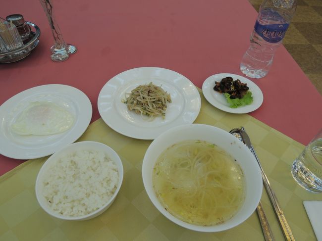 【９月５日（金）】<br /><br />今日は列車で再び中国に戻ります。出発までしばらく時間があるので平壌市内を回ることになる。７時半から朝食だがお腹の調子が悪いので朝食は軽く手をつけるだけにした。<br /><br />８時半にチェックアウトを済ませホテルを出発した。今回の北朝鮮のスケジュールは開城滞在で時間を割いてしまったが、昨日平壌に戻りいろいろ回ることができたのでちょうどいい感じとなった。<br />　列車の出発は１０時３０分だが、９時４５分までに駅に行けばいいので出発まで１時間ほどある。