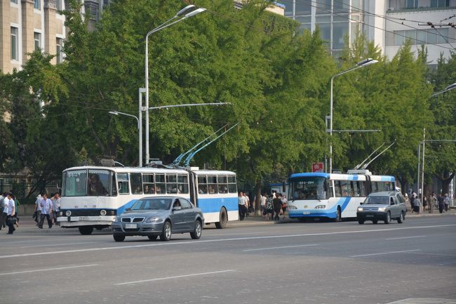 まずは金日成広場へ向かった。