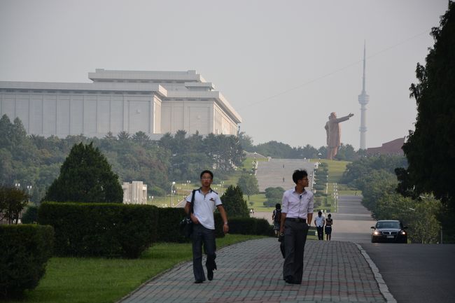 向こうに金親子の銅像が見える。最後にあそこに行くことになる。