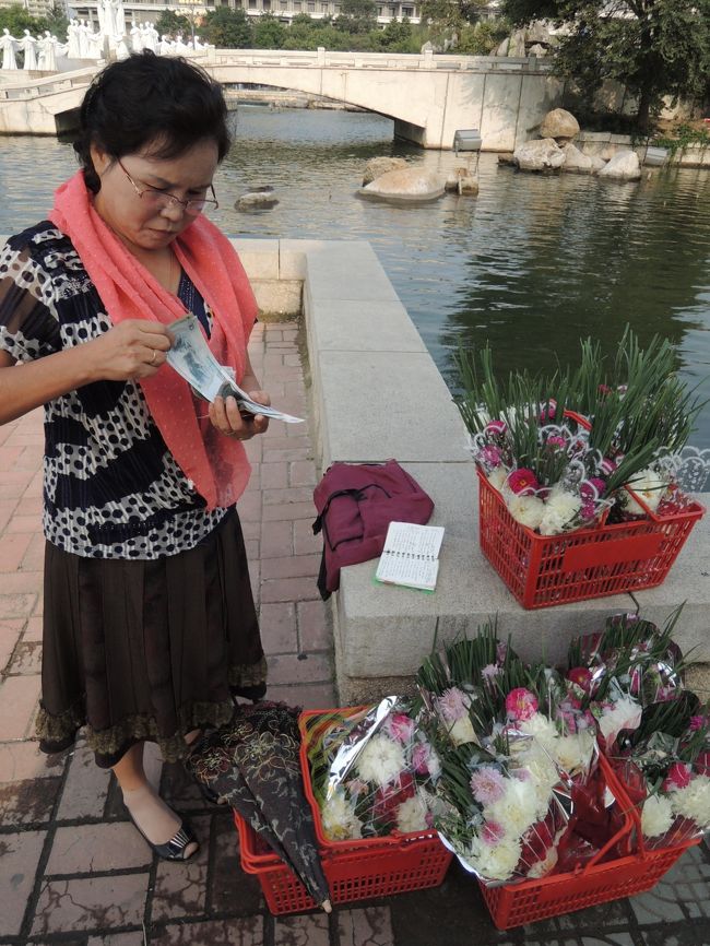 ここでキム親子の銅像に献花するための花束を購入した。４ユーロで強制的に購入させられるが広場に入る入場料だと思えば納得できる。