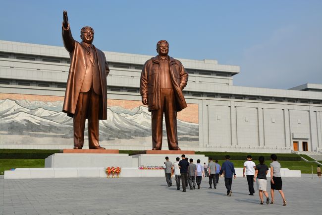 万寿台広場に金親子の銅像がある。北朝鮮で一番有名な場所だが今回初めての訪問となる。