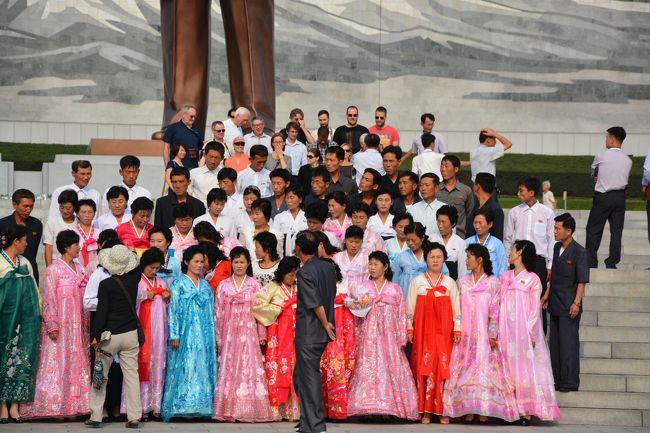 正装した朝鮮人観光客が押し寄せる場所でまさに巡礼地にある聖地さながらだ。