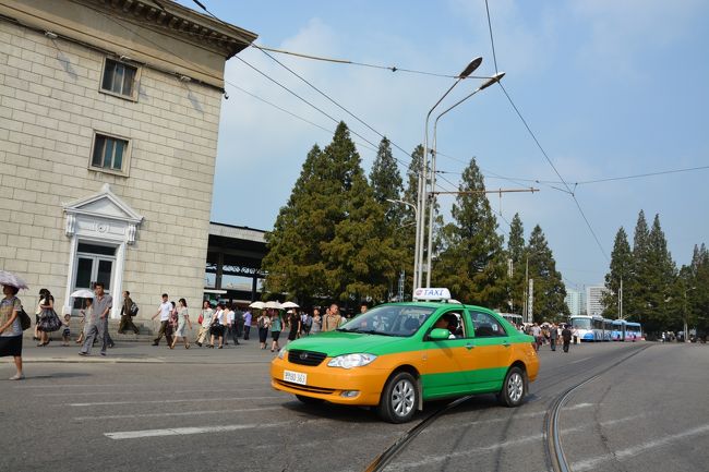 しかしタクシーの多さに驚く。<br />町中は１０年前に比べて町中が信号だらけになり、交通整理をする婦人警官の数は圧倒的に減ってしまった。交差点では車が渋滞し道路を渡るときは左右を見て車が来ないか確認しなくてはならなくなった。<br /><br />滞在中、車の接触事故も見かけた。とにかくこの１０年で平壌の交通事情は大幅に変わってしまった。この国も確実に発展している。<br />また町中を行き交う人は携帯をいじりながらうつむいて歩いているのは他の国と一緒だ。案外国民は現状に対して不満はないように見える。確かに地方との格差は確認できないがそれは大半の発展途上国でも同じ事だ。<br />空前の三大世襲の独裁国家だがこの国はまだまだ強力で安定感を感じる。近いうちに崩壊すると希望的観測をする日本の報道は多いが、なかなかそうはいかないのでは強く感じる。<br />　それにしてもこの国はコソコソしすぎなのだ。写真撮影に関しては特にそう思う。妙な規制をするからますます外国人が無茶なことをする悪循環に陥っている。ガイドがつくのはかまわない。でももう少し自由に歩かせてもらえないのかとつくづく思う。